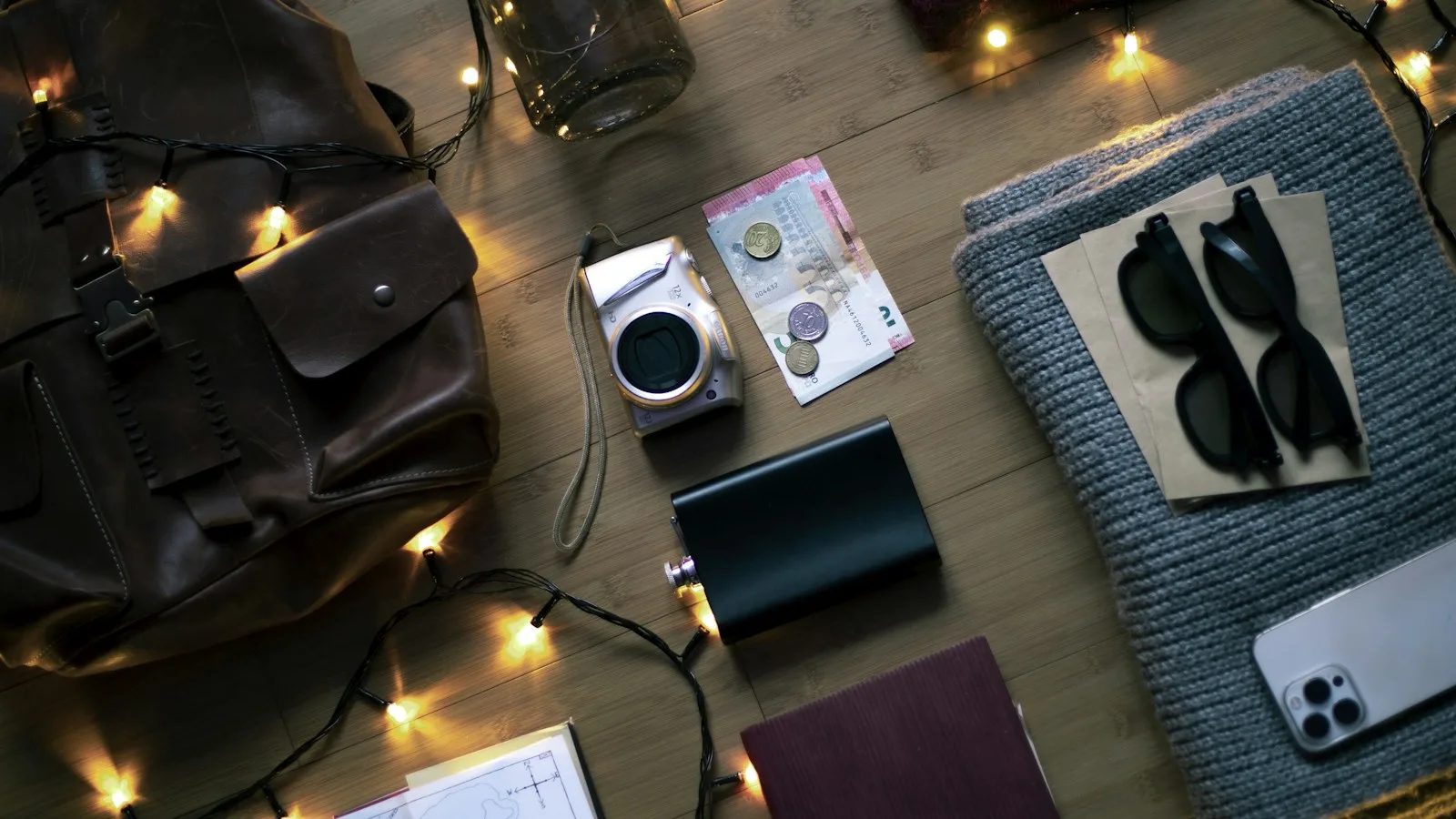 Accessoires de voyage : sac à dos, appareil photo, lunettes de soleil, smartphone et carnet
