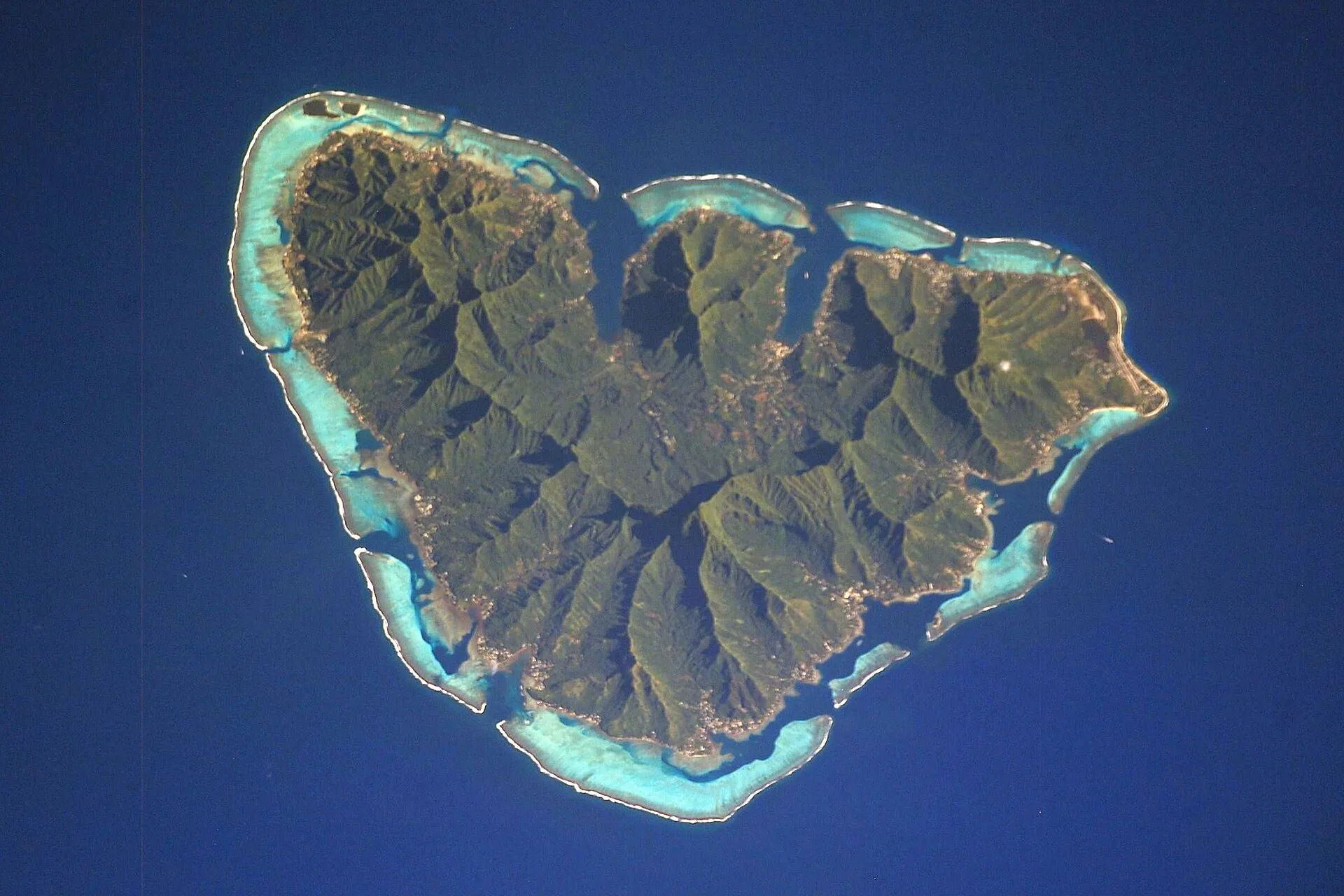 Vue aérienne de l'île de Moorea avec ses montagnes volcaniques et ses baies