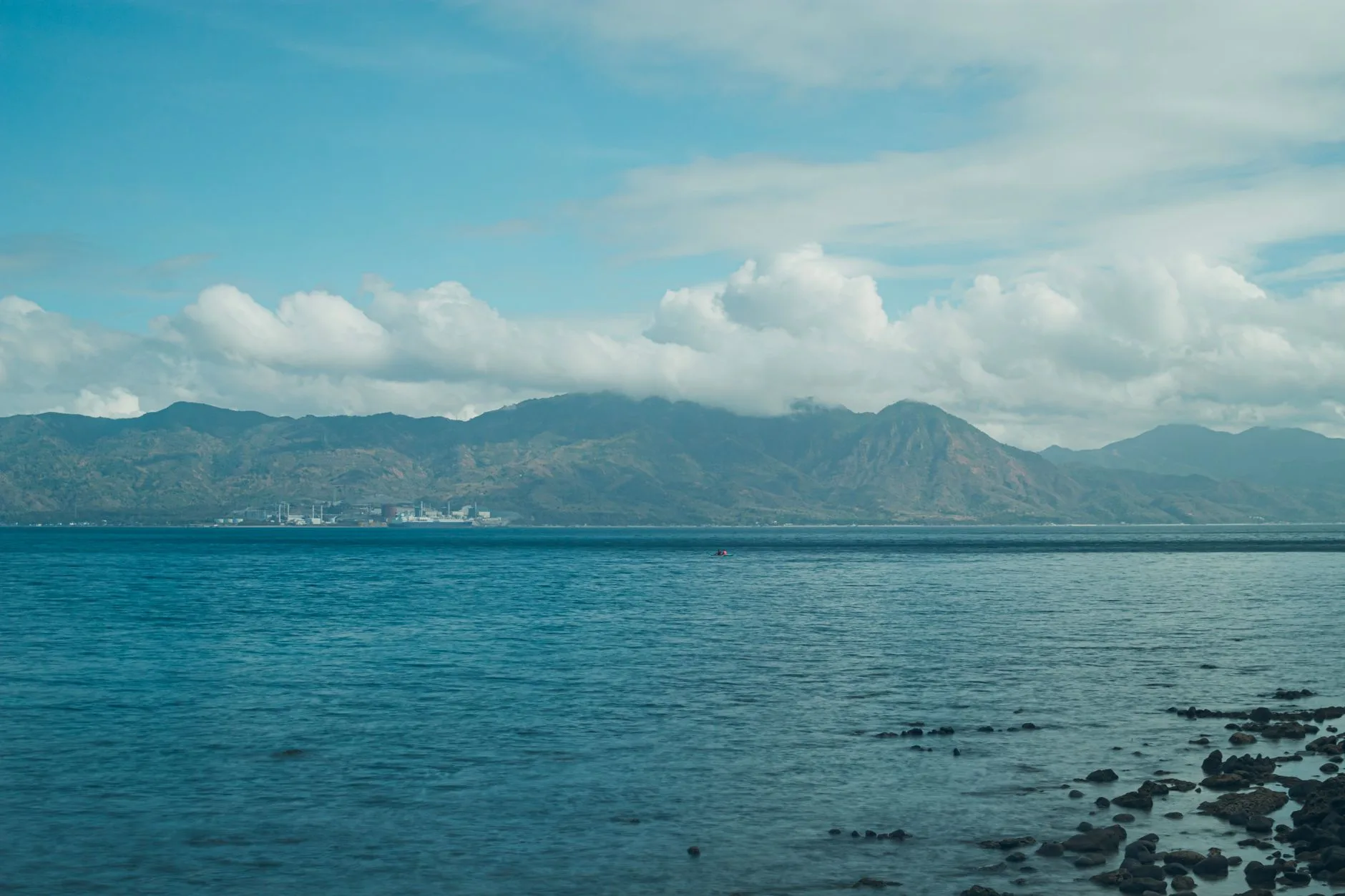 Côte de Tahiti et montagnes verdoyantes en Polynésie française